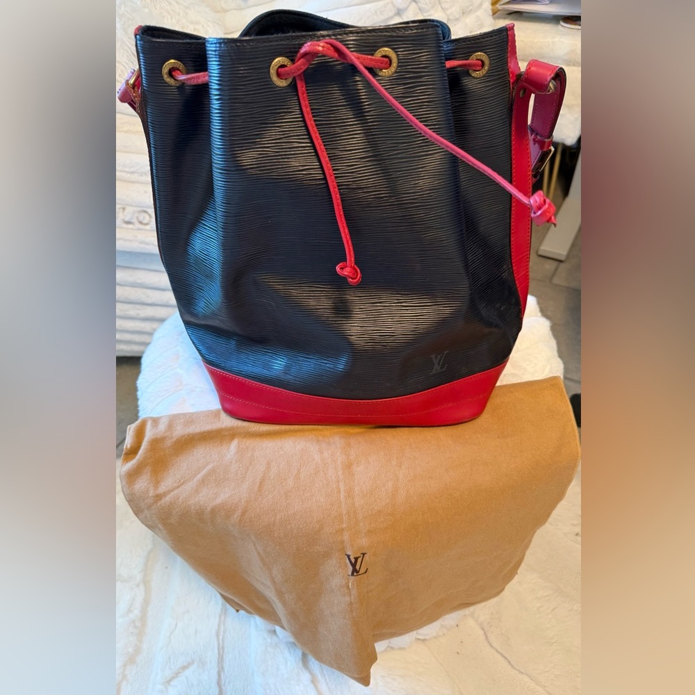 VGC Authentic LV Black and Red Epi Leather Bucket Bag- Size Large 🤩🤩